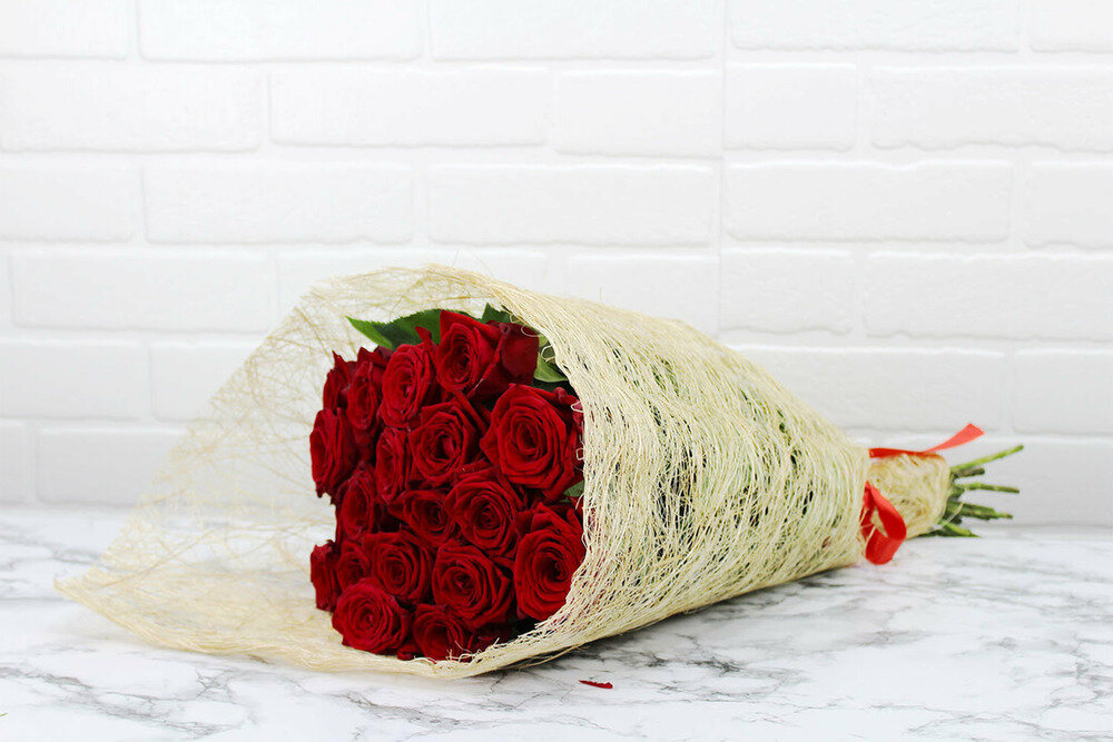 Упаковка из сизаля хорошо держит цветы, не размокает в воде и придает букету некоторую монументальность