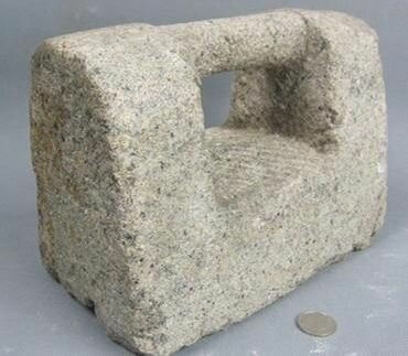 Традиционная китайская гиря вырубалась из камня, железо - не самый доступный и довольно дорогой материал для Цинской деревни.