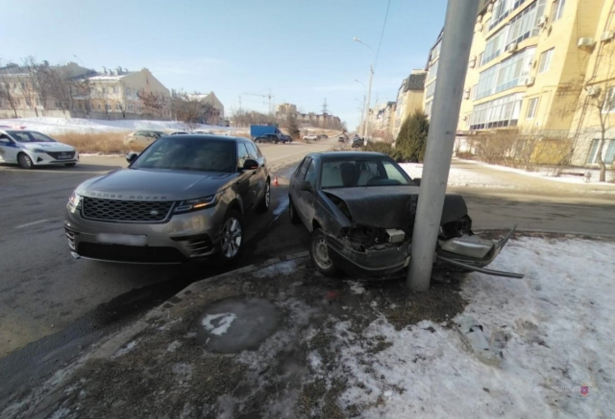 Корейское авто врезалось в столб из-за волгоградки на люксовом внедорожнике  | АиФ Волгоград | Дзен