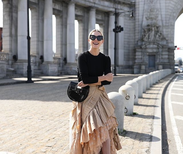 Когда она надела длинную юбку, то подумала, что обязательно упадёт...