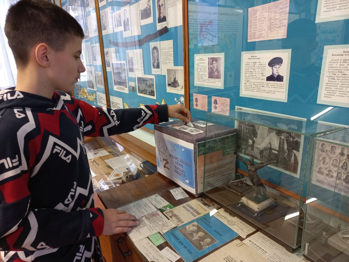 Юные моряки - участники акции "Письмо солдату". Фото Д. Меньшикова