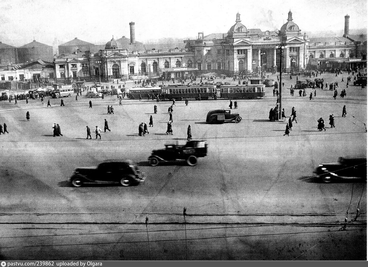 Вскоре площадь реконструировали. Она стала такой. Это фото 1936-1938 годов. С сайта www.pastvu.com.