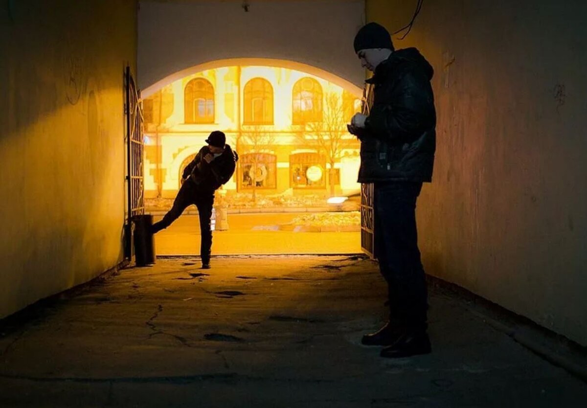 Преступник рядом. Человек в темном переулке. Парень в переулке. Нападение в темном переулке. Человек в подворотне.