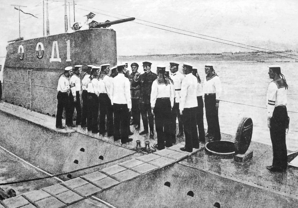 Члены правительственной делегации И. В. Сталин, С. М. Киров, К. Е. Ворошилов на ПЛ Д-1. Июль 1933 г. Из фондов Военно-морского музея КСФ