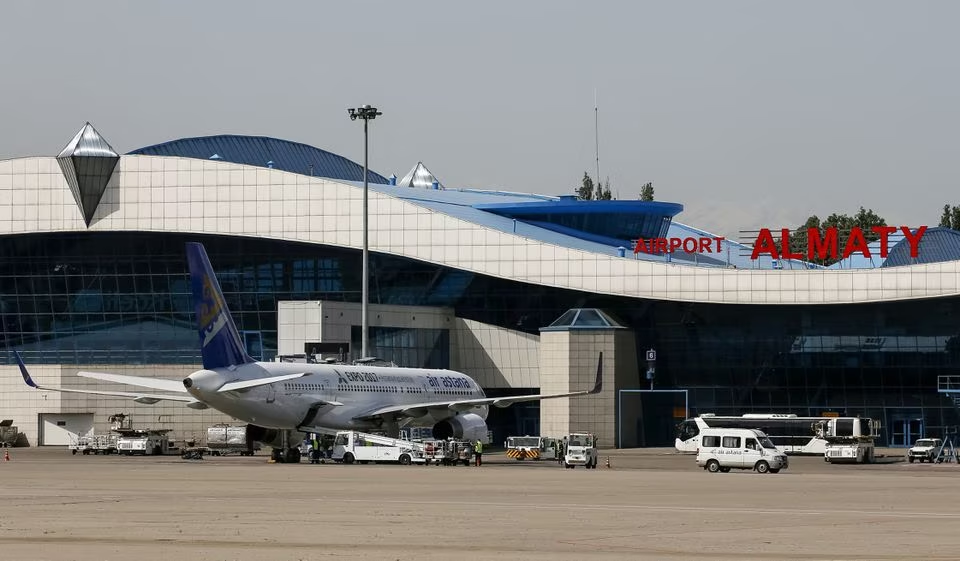 Самолет Air Astana на взлетно-посадочной полосе в Almaty International Airport, 2017. Фото: REUTERS/Shamil Zhumatov