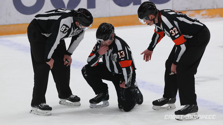    Арбитры КХЛ Максим Берсенев (слева), Сергей Кулаков (в центре) и Антон Лаврентьев.Александр Федоров
