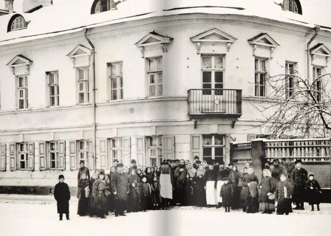 Странник Василий Босоногий у дома Иоанна Кронштадтского. Неизвестный фотограф