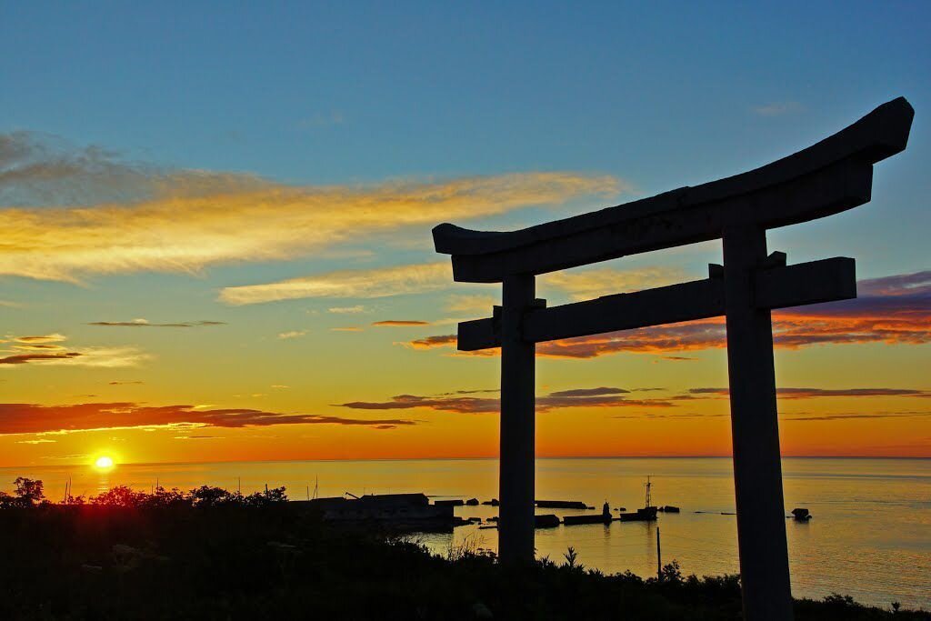 Японские храмовые ворота Тории.