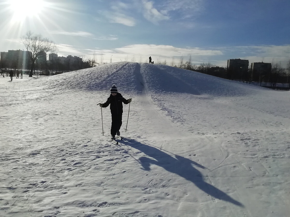 Отличный солнечный день. Катание на лыжах. 