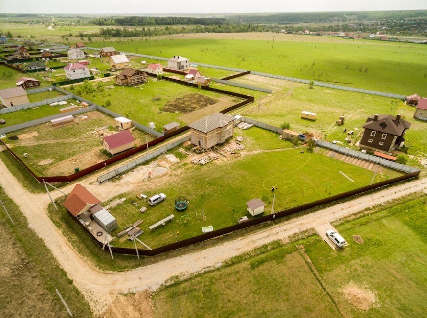  Установление земельного сервитута дает право ограниченно пользоваться чужим участком. Фото: https: freepik.com