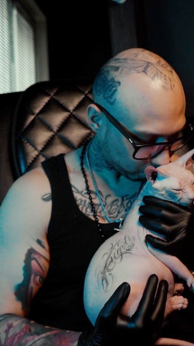     Юрец Удалец с тату-котом  Личный архив