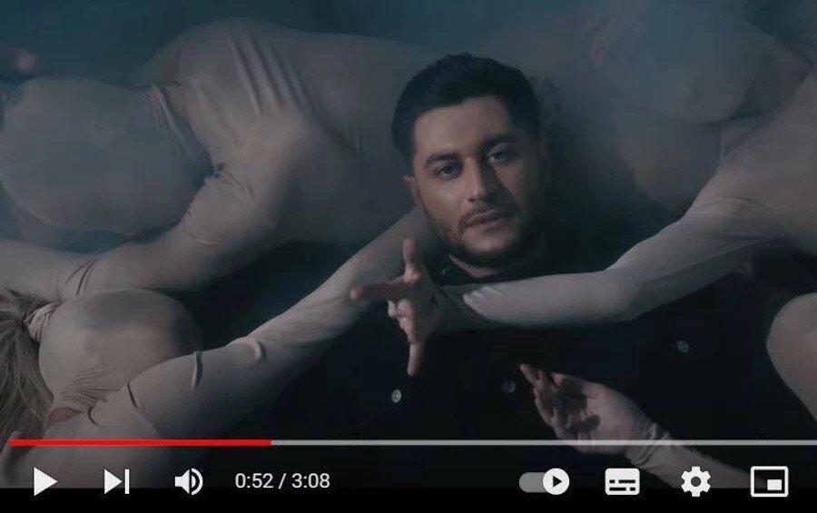 Кадр из клипа Давы «Временно»