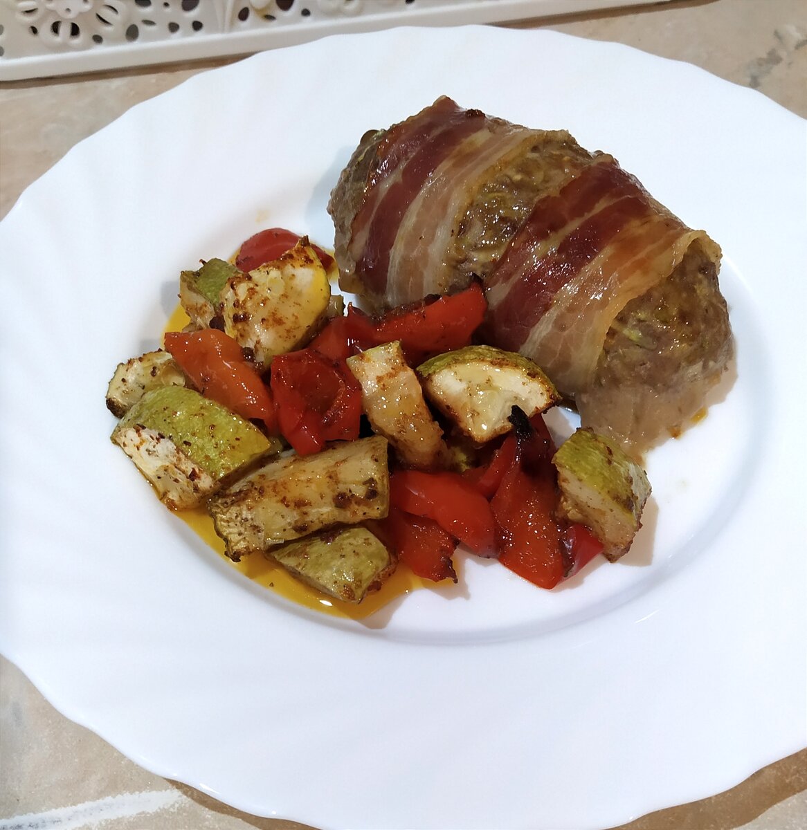 Котлета с грибами в беконе с запечёнными овощами