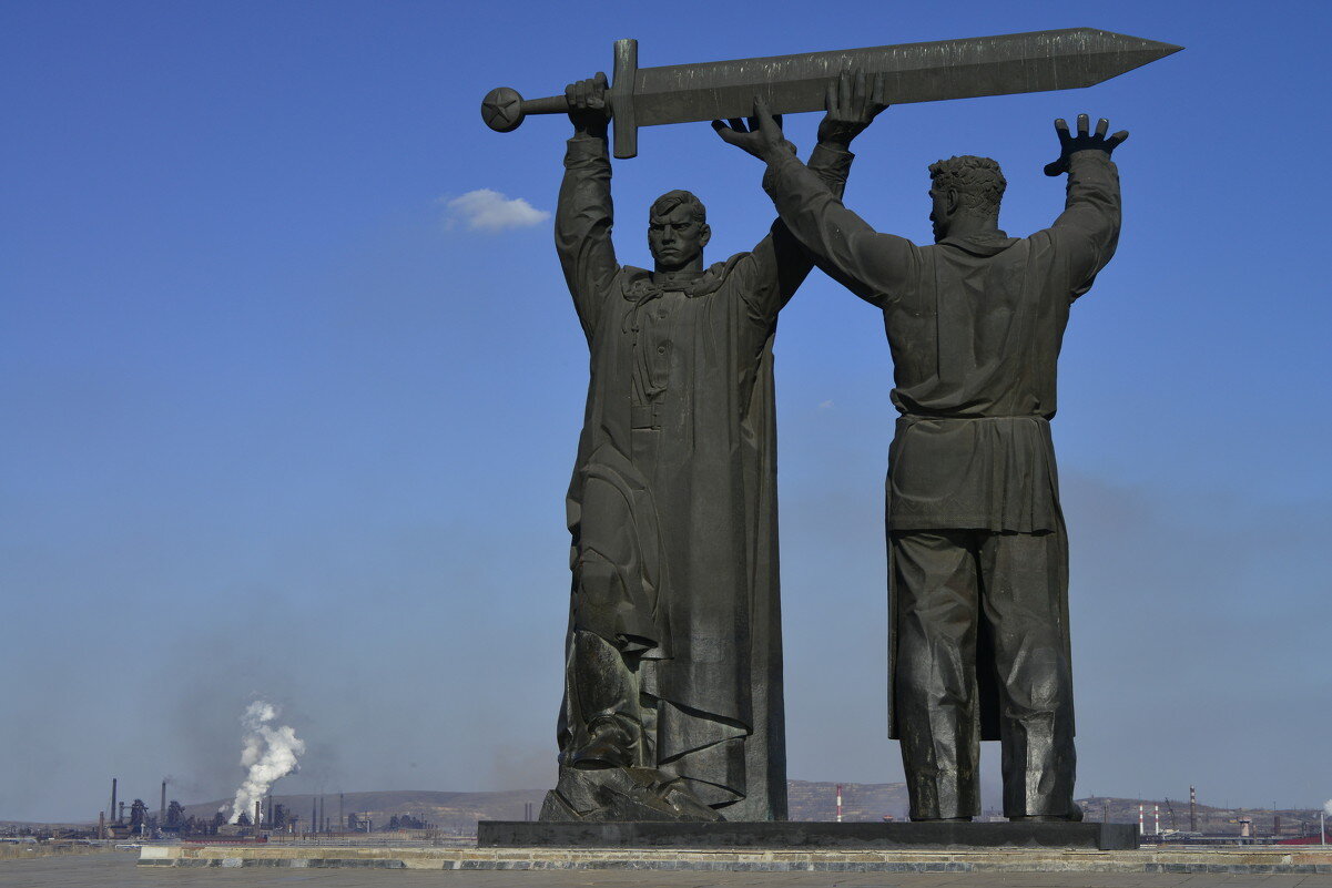 В каком городе памятник монумент. Памятник тыл фронту в Магнитогорске. Скульптура тыл фронту Магнитогорск. Памятник меч Победы в Магнитогорске. Памятник тыл фронту в Магнитогорске триптих.