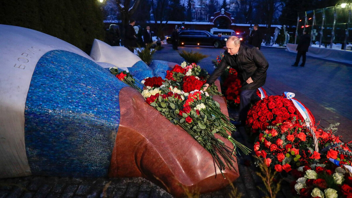 Путин возлагает цветы на могилу Ельцина 1 февраля 2021 года. Фото находится в открытом доступе.