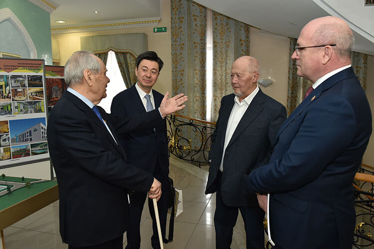   «Визит в Татарстан Мухтара Ауэзова начался со встречи с госсоветником РТ Минтимером Шаймиевым, в последующие дни состоялись масштабные мероприятия в стенах Академии наук РТ, Национальной библиотеки и Казанского университета» Фото: shaimiev.tatarstan.ru