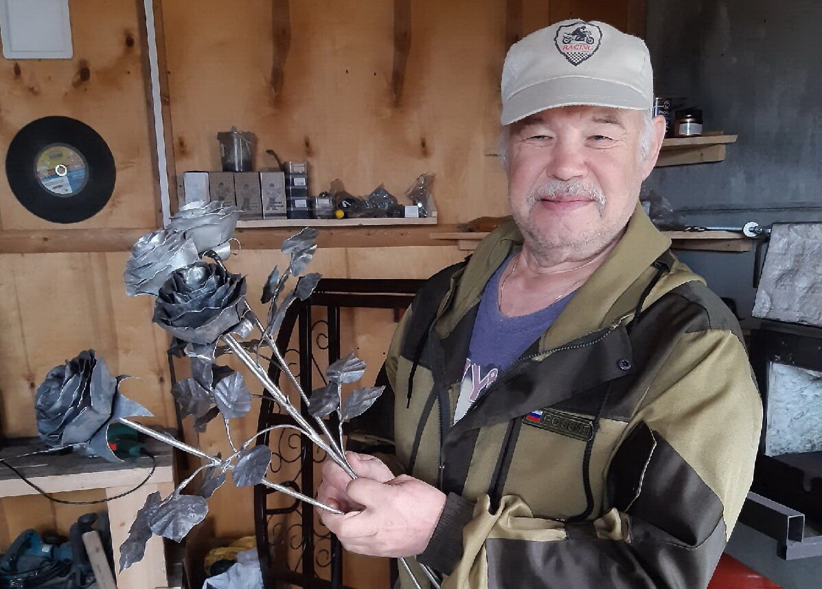 Николай Попов - мастер на все руки. Научился печь пироги, готовит шпроты, а сейчас у него новое увлечение - кузнечное дело. Только посмотрите, какие он розы сам выковал