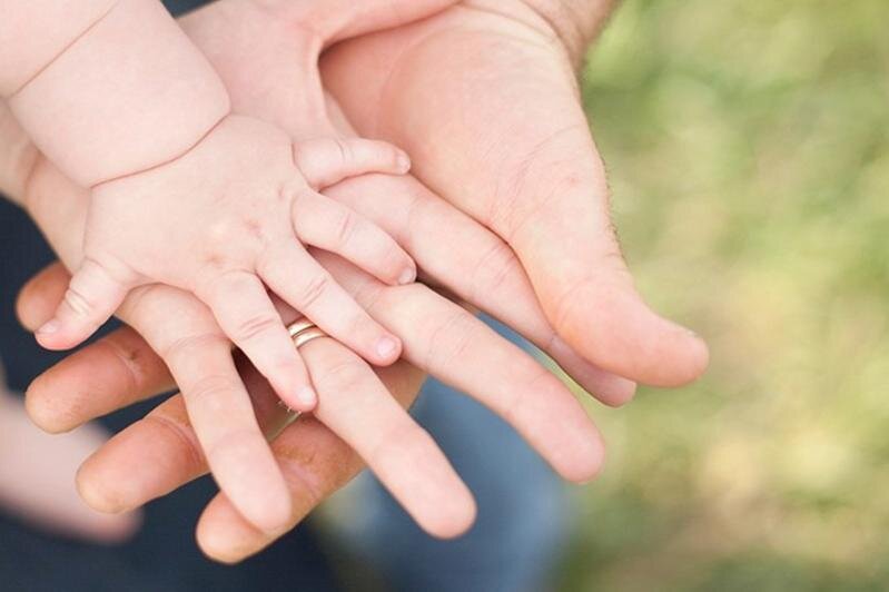 Фото рука в руке с ребенком