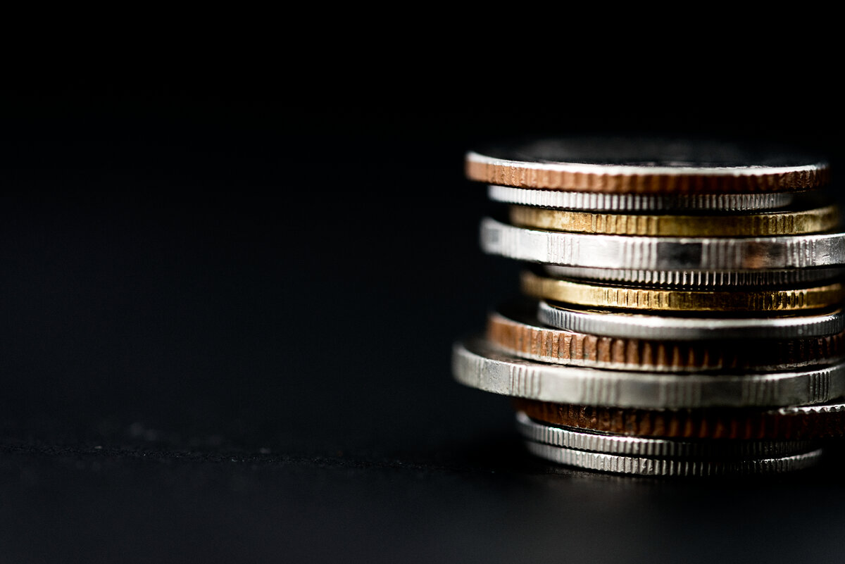 <a href="https://ru.freepik.com/free-photo/closeup-of-coins-stack-isolated-on-black-background_3220831.htm#query=%D0%BC%D0%BE%D0%BD%D0%B5%D1%82%D1%8B&position=31&from_view=search&track=sph">Изображение от rawpixel.com</a> на Freepik