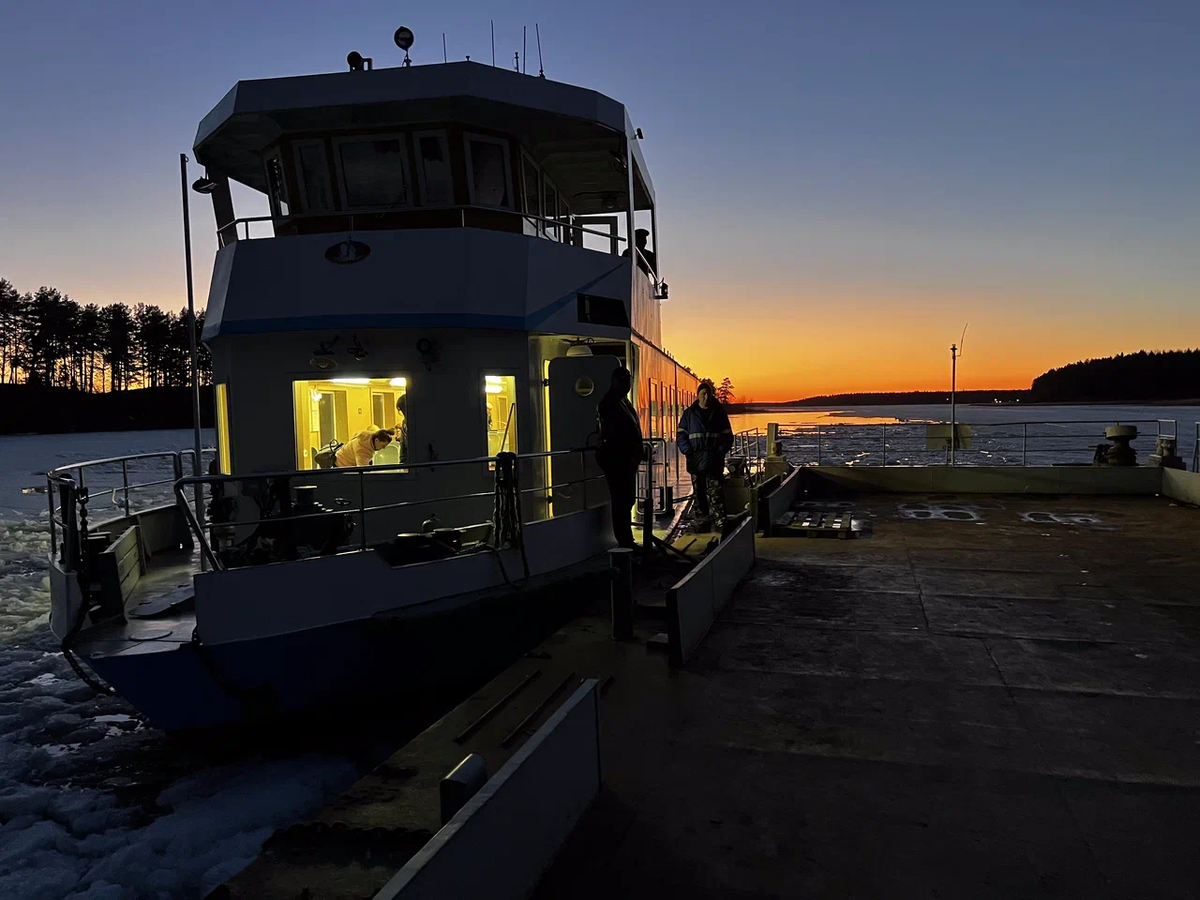 Теплоход курсирует между городом Осташковым и островом