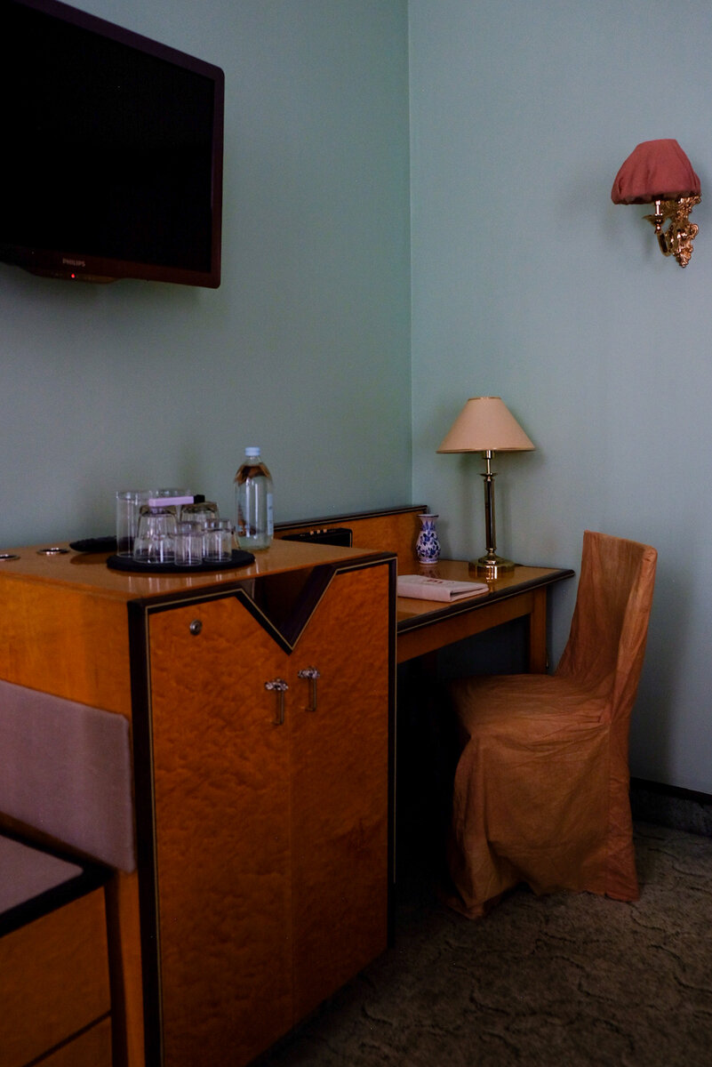 Мебель из карельской березы относится, судя по всему, к 1970-м годам.