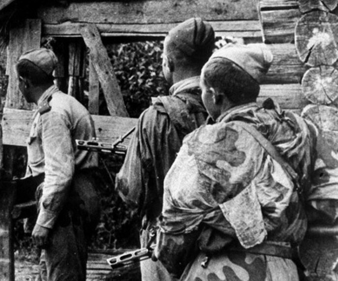 Советские разведчики в деревне.