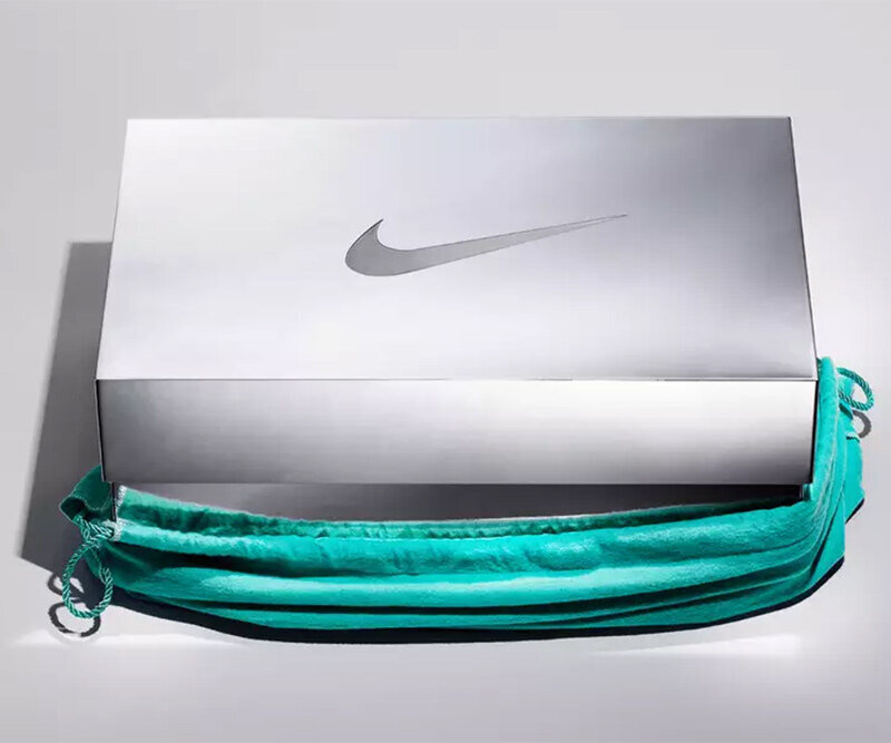     Tiffany & Co. и Nike продолжают сотрудничать. Только посмотрите на эту серебряную коробку для обуви