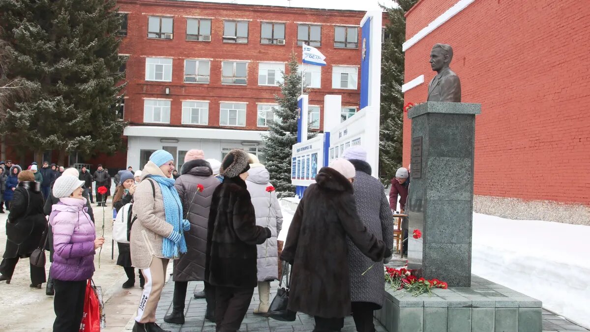 3 марта на БЭМЗе открыли бюст Герою соцтруда Льву Максимову. Заводчанам пока не сообщали о возможной смене руководства. Фото: Пресс-центр администрации Бердска