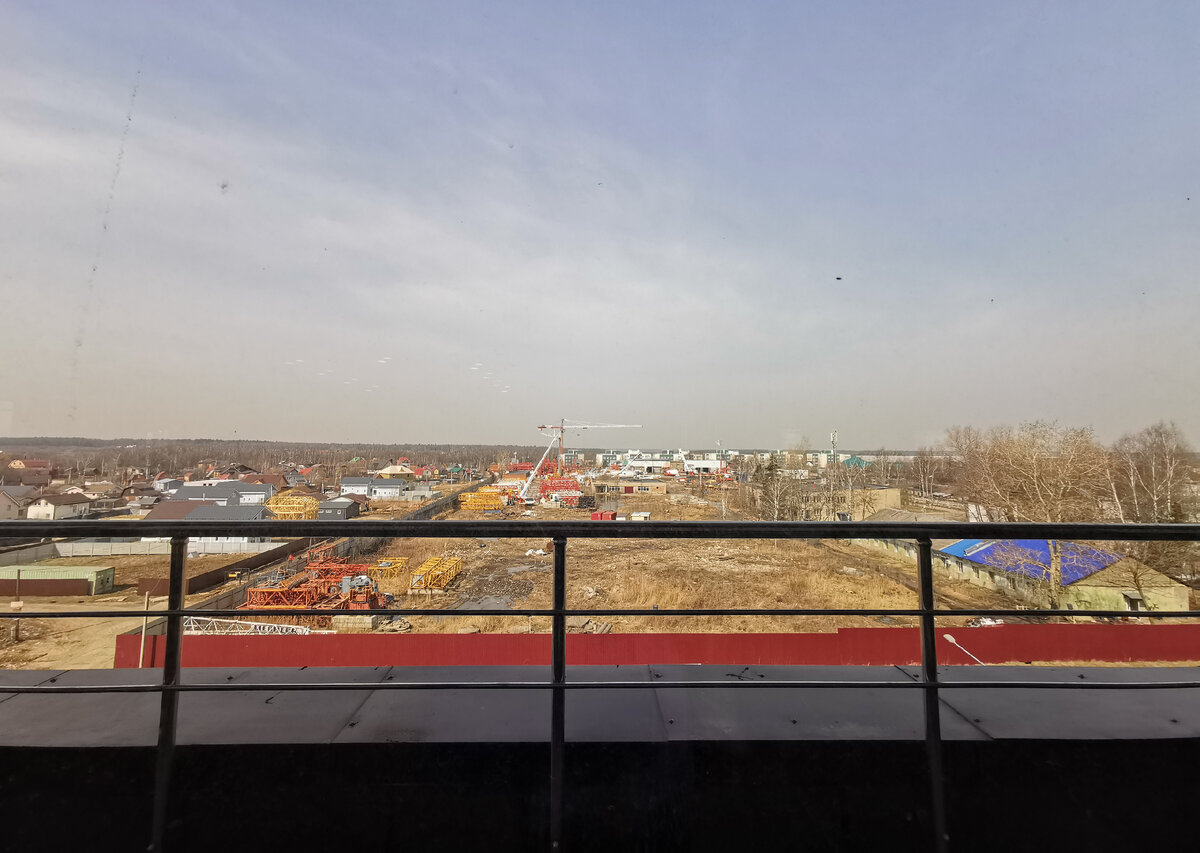 Вид из зала на строящееся что-то
