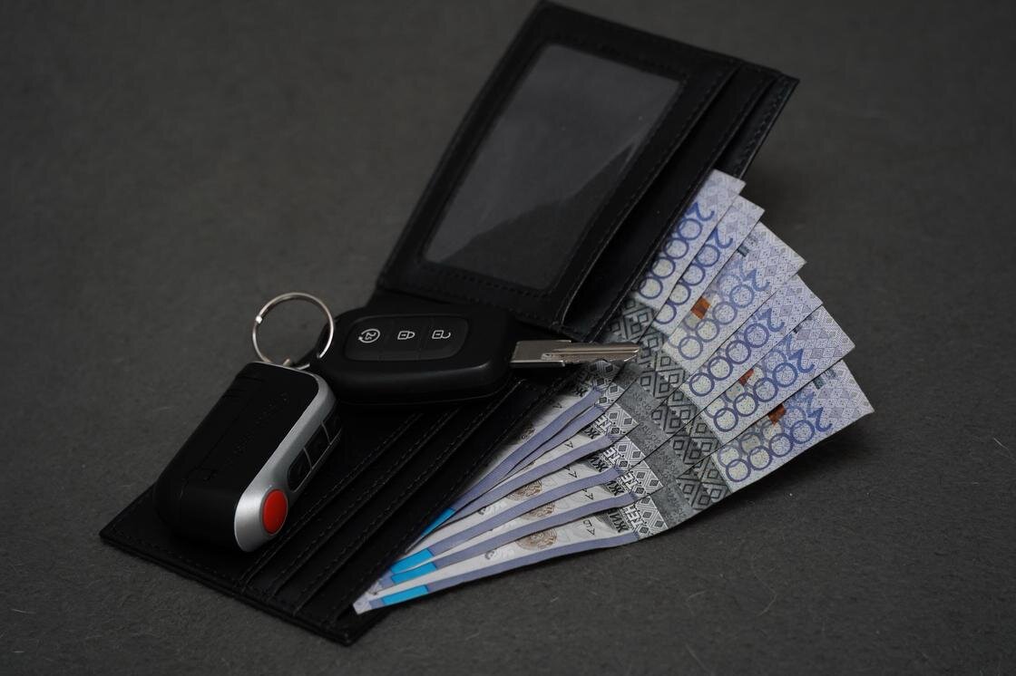    Ключи от автомобиля лежат на кошельке с деньгами:NUR.KZ/Владимир Третьяков