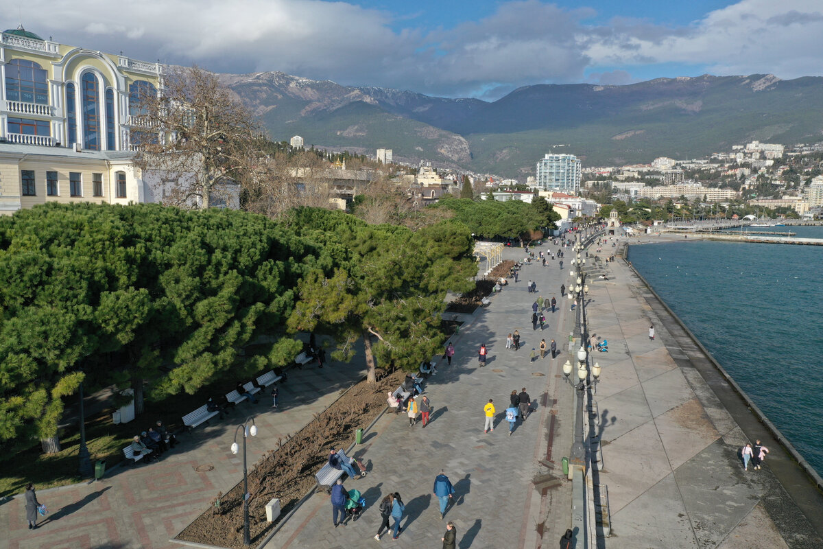 Люди на набережной Ялты // Туристический портал Республики Крым, Сергей Коршунов
