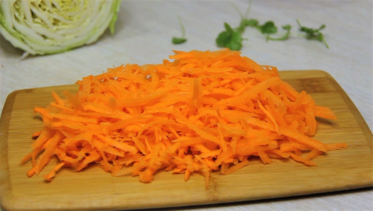 Пекинская капуста с маринованным луком. Салат с пекинской капустой и куриной грудкой. Вьетнамский салат. Авокадо с пекинской капустой. Опыт с пекинской капустой.