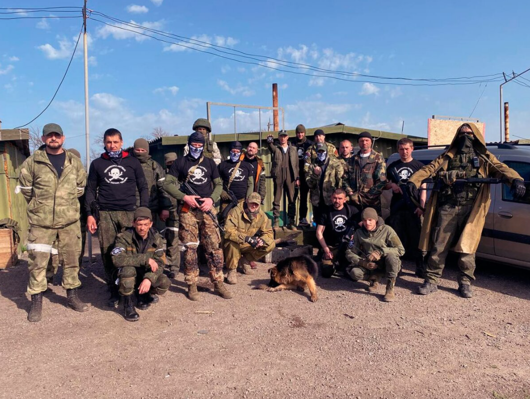 Вот это, например, фанаты "Зенита", проходящие подготовку в военном лагере, организованном болельщицкими объединениями, перед отправкой добровольцами на фронт