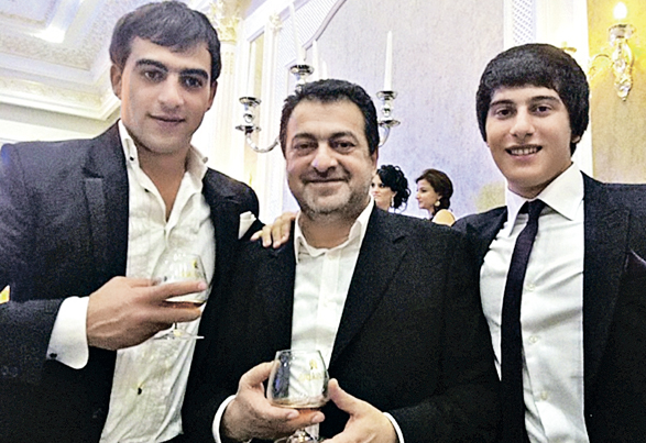 Грант Тохатян с сыновьями.Фото Яндекс.Картинки