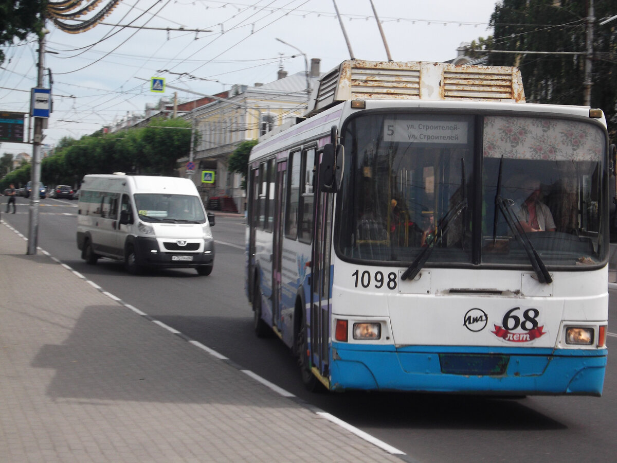 Повредили руку из-за того, что водитель резко тронулся или остановился? Можно предъявить претензии. 
