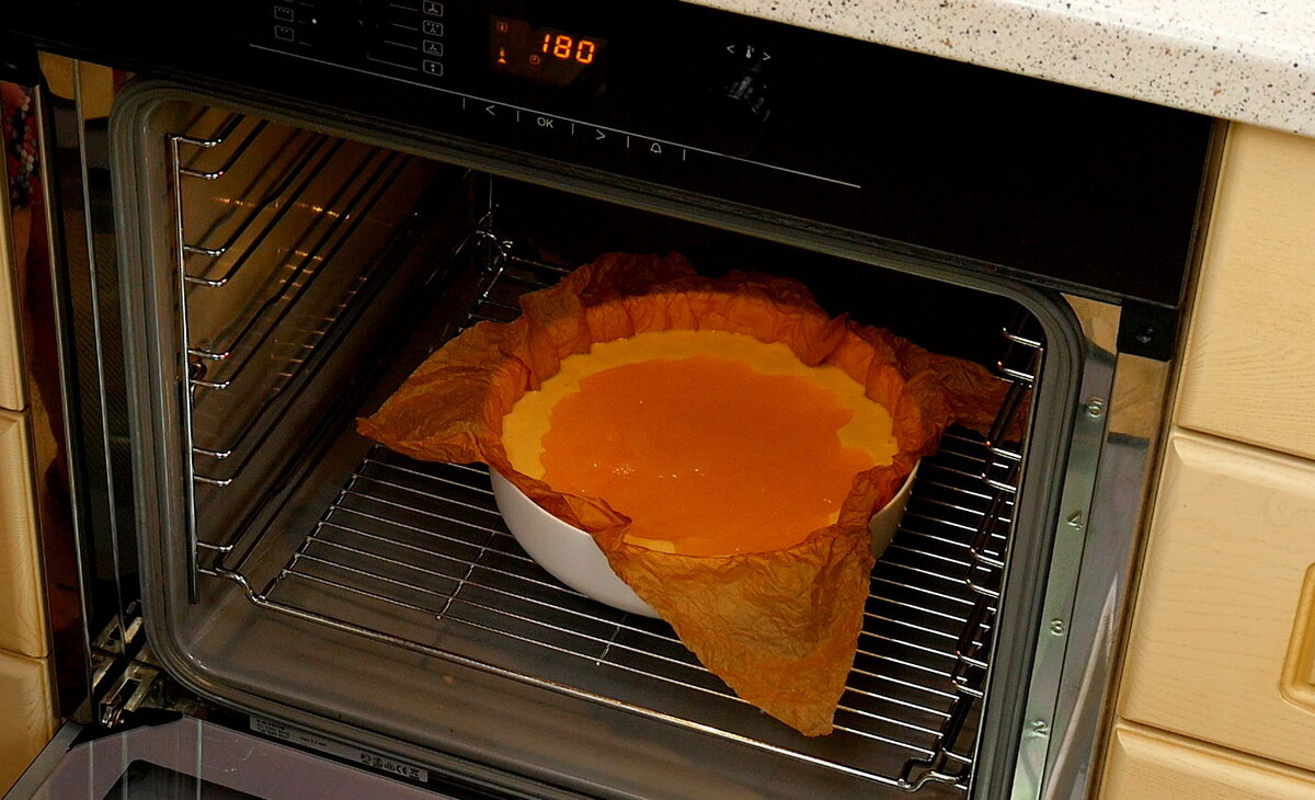 Ставить в духовку кубик. Где в духовке средний уровень. На каком уровне в духовке печь пирог. Как поставить 160 градусов в духовке.