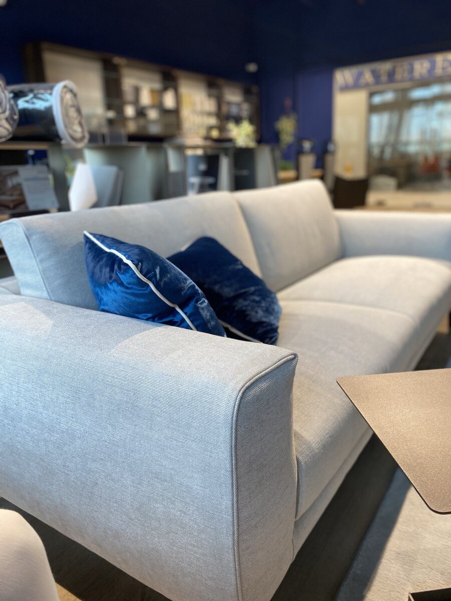 Дизайнерские кресла, столики, элегантные элементы интерьера, которые разыскивают не сразу.... а именно "встречаются"