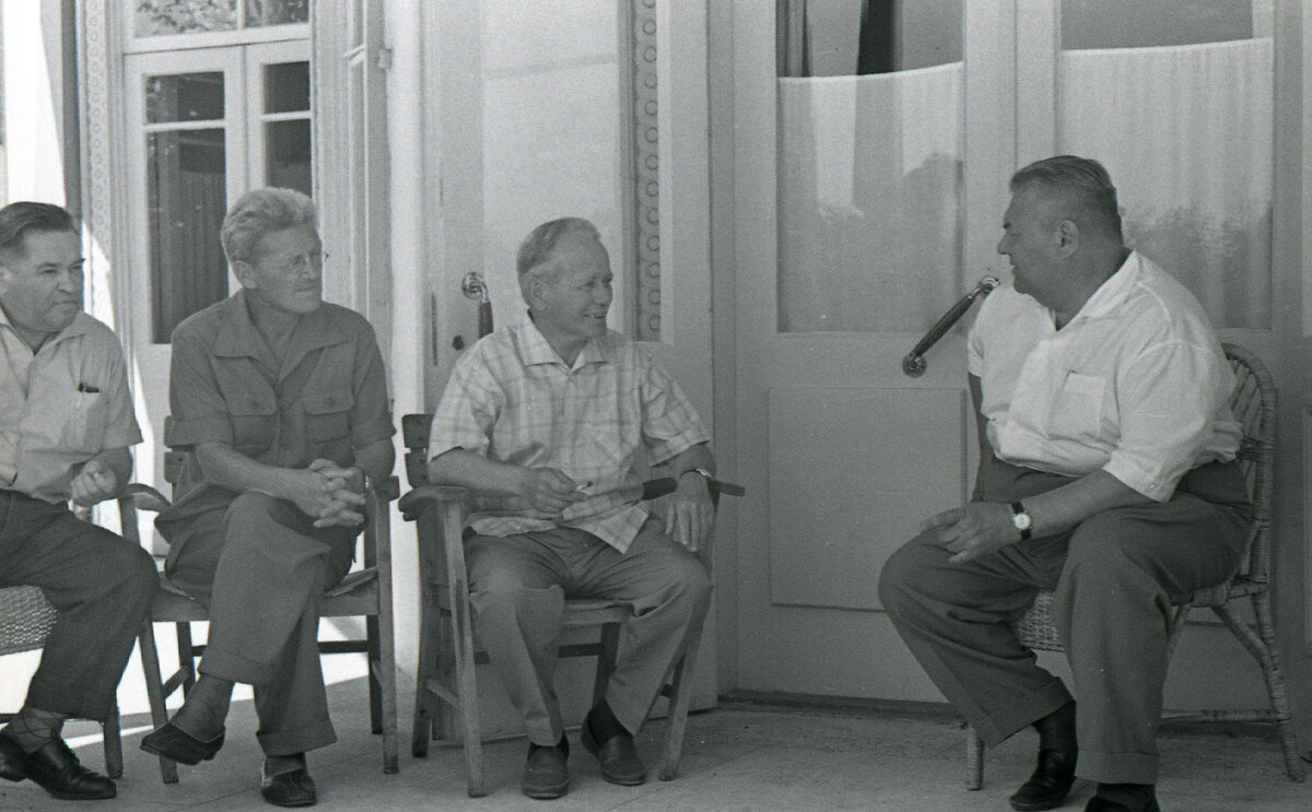 Е.Е. Поповкин, В.А. Закруткин, М.А. Шолохов,  А.В. Софронов.  Ст. Вёшенская. 23 июля 1964. Фото В. Чумакова.