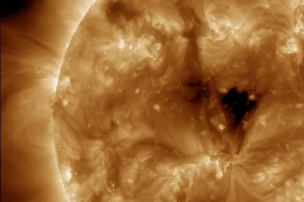     Вторая «гигантская дыра» появилась на Солнце: к Земле идет мощнейшая волна