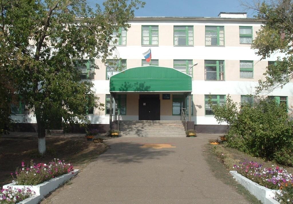    Течет крыша и нет ремонта: Прокуратура через суд обязала власти Соль-Илецка привести в порядок поселковую школу