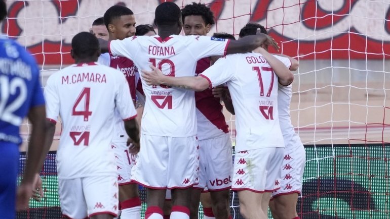    Александр Головин празднует гол в ворота «Страсбура» с партнерами по «Монако».ФК «Монако»