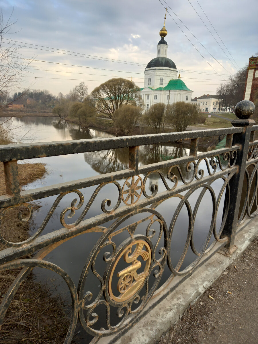 Фото автора. Смоленский мост, река Вязьма и церковь Рождества Пресвятой Богородицы