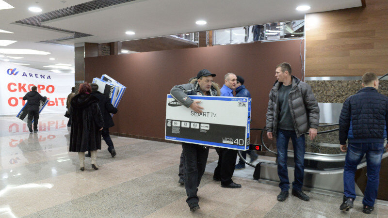     Мужчина и телевизор. Потребители. Анна Зайкова