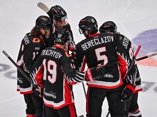     Алексей Береглазов (второй справа). Фото пресс-службы ХК "Авангард"