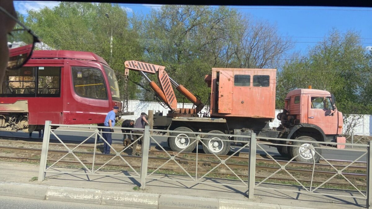     В Казани на остановке «Кафе „Сирень“ трамвай сошел с рельсов. Из-за этого движения этого вида транспорта на данном участке парализовано. Об этом с места событий сообщает корреспондент Inkazan.