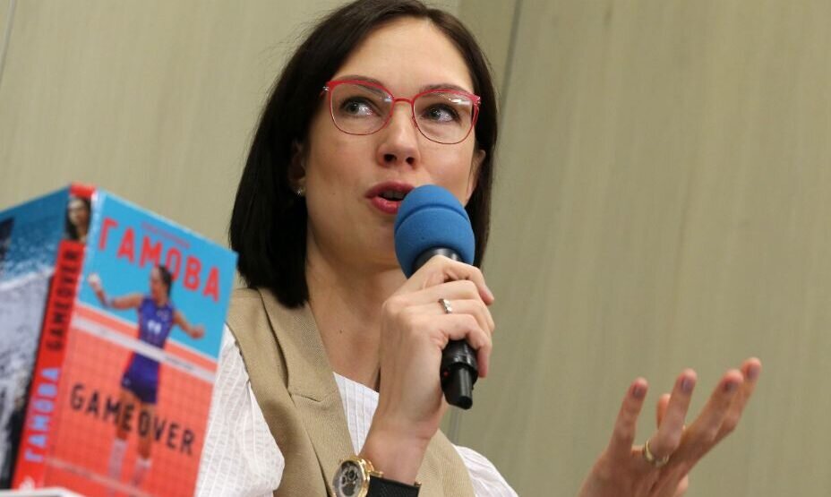    Екатерина Гамова интересно рассказывает о своем тренере Николае Карполе. Фото: ТАСС