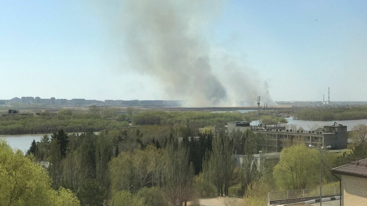     Пожарные продолжают бороться со стихией.