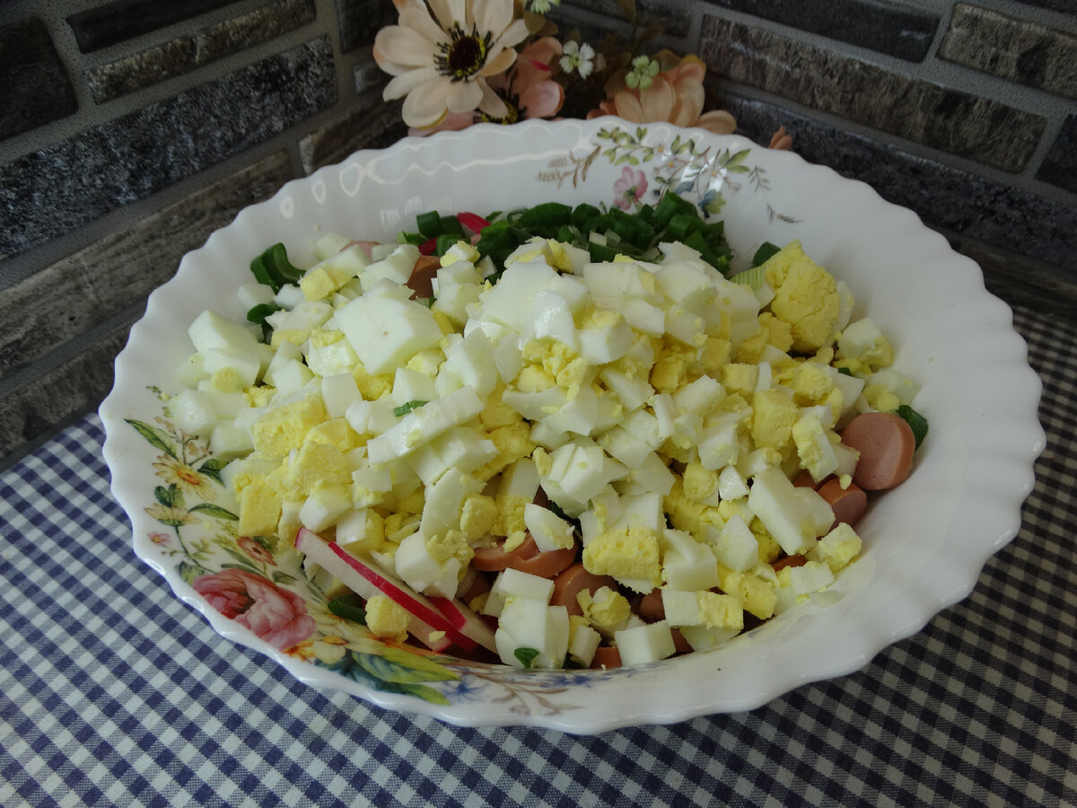 Салат из овощей с сосисками и яйцами | Готовим вкусно дома/ Кулинария/  Рецепты | Дзен