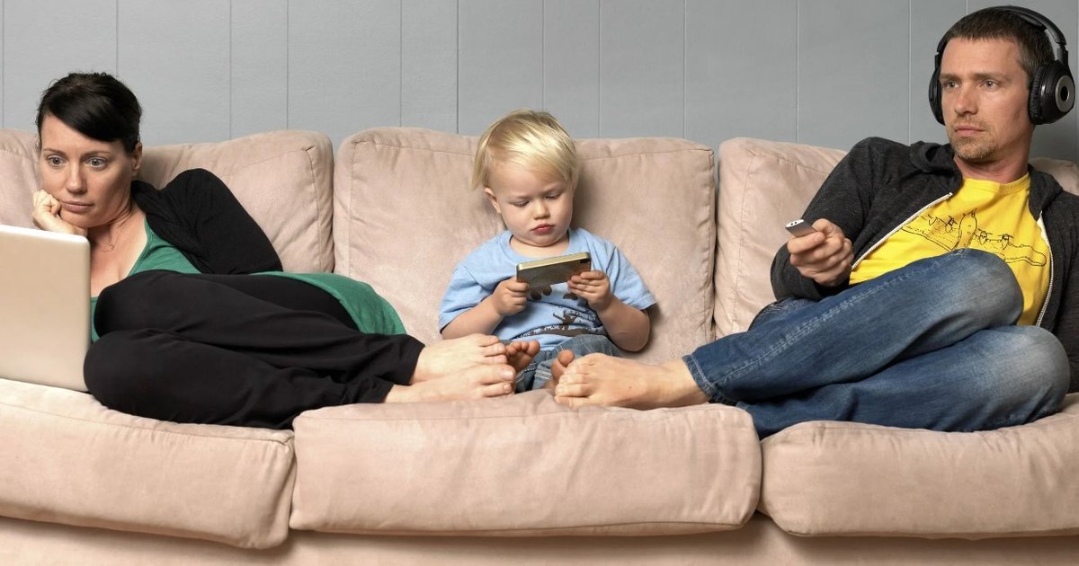 Dad am watching tv. Ребенок с родителями и гаджетом. Современная семья с гаджетами. Дети родители гаджеты. Современные родители и дети.