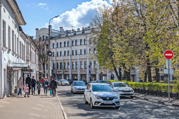 Опыт прошлого редко даёт нам уроки, даже если мы были участниками  событий и что-то помним, даже если понимаем причины и бездействуем ... С  Воскресением Вас!   

По дороге ... ул. Андропова, Ярославль ...   

  